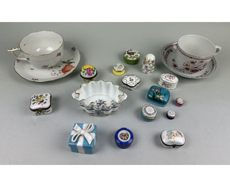 A COLLECTION OF PORCELAIN TRINKET BOXES TO INCLUE TIFFANY AND CO, LIMOGES ALONG WITH A HEREND CUP AND PLATE AND MORE (QTY) 