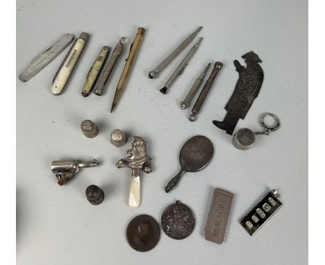 A COLLECTION OF SILVER AND METAL ITEMS TO INCLUDE MOTHER OF PEARL PENKNIVES, PUNCH RATTLE, MONEY CLIP, SILVER PENS, SHERLOCK 