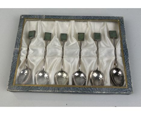 A SET OF SIX HONG KONG SILVER TEA SPOONS WITH JADE HANDLESTotal weight: 40gms