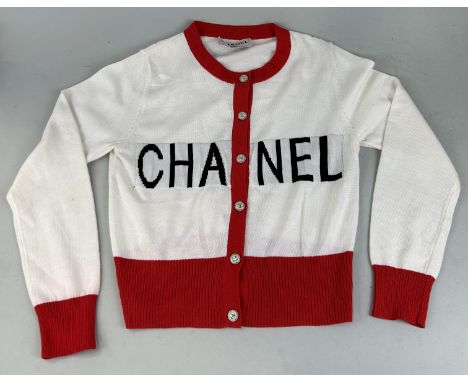 A CHANEL STYLE JUMPERMixed fibre.