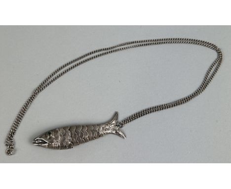 AN ARTICULATED CHINESE SILVER FISH PENDANT ON SILVER CHAINWeight: 22gms
