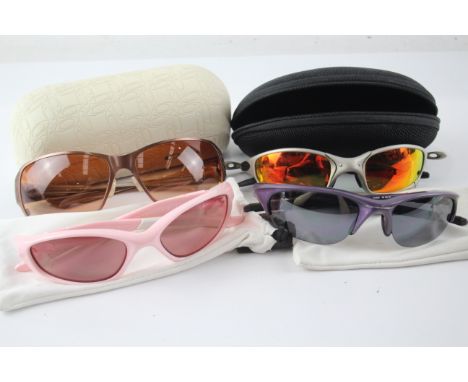 A COLLECTION OF DESIGNER OAKLEY SUNGLASSES INCLUDING CASES (4)