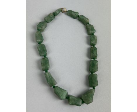 A CHINESE GREEN JADE NECKLACE WITH GOLD CLASP