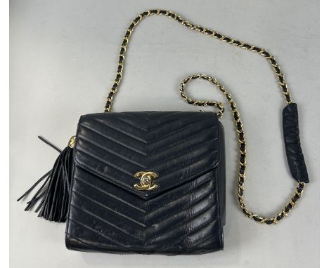 A CHANEL STYLE NAVY BLUE CHEVRON PATTERN VINTAGE HANDBAGc. 1960s-70s 19 x 17 cm