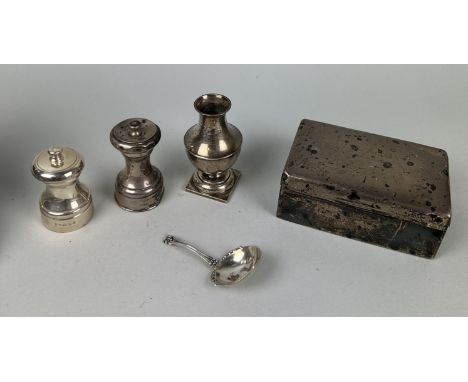 A MIXED LOT OF SILVER TO INCLUDE PEPPER MILLS, CIGAR BOX (5) 