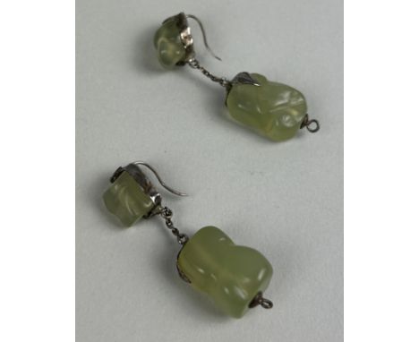 A PAIR OF CHINESE GREEN JADE AND SILVER DROP EARRINGS 