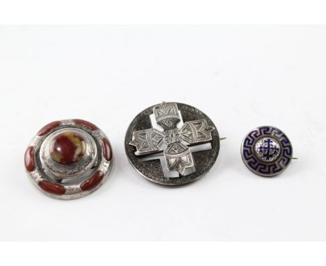 A VARIETY OF STERLING SILVER VICTORIAN BROOCHES INCLUDING AGATE AND ENAMEL (3)Weight: 17gms