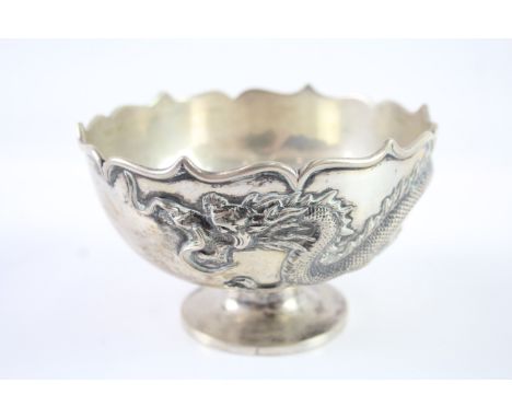 AN ANTIQUE CHINESE SILVER DRAGON BOWLWeight: 192gms