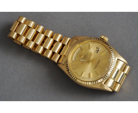 An 18 ct gold gentleman's vintage Rolex day date President wristwatch
Fully stamped.  The dial 3.5 cm diameter. CONDITION REP