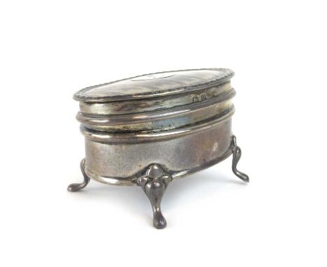 A silver engine turned ring box of oval form, maker SB, Birmingham 1913, w. 5.5 cm CONDITION REPORT: Dents and wear