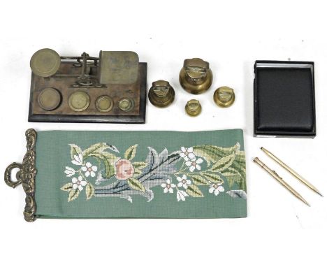 20th century set of brass and wooden-mounted postal scales&nbsp;and a selection of brass weights, a rolled gold pencil and pe