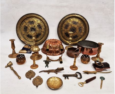 Assortment of metalware comprising mostly brass, to include pairs of candlesticks, a large jelly mould, a door knocker, etc&n