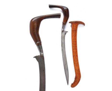 dating: first quarter of the 20th Century provenance: Sumatra, Slightly curved, single-edged blade with chiselled base. Horn 