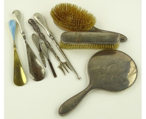 A group of silver items, including button hooks, shoe horns, dressing table items, etc.