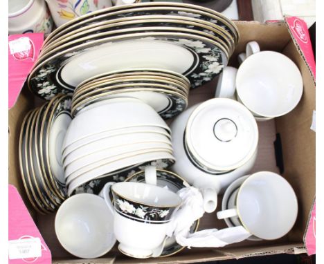  Royal Doulton 'Vogue Intrigue' combination dinner and tea service including teapot, sugar/jug (33) 
