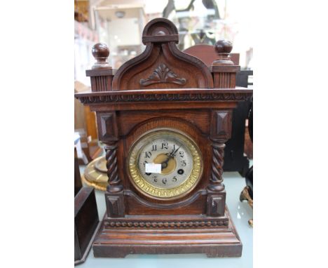 Oak cased bracket clock with Arabic numerals to dial, with key and pendulum