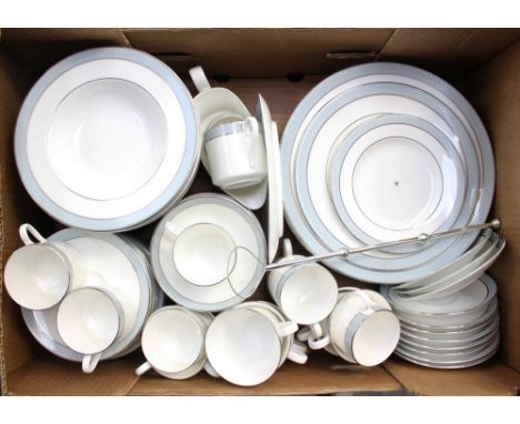 A Royal Doulton 'Etude' pattern dinner service and tea service (one box) 