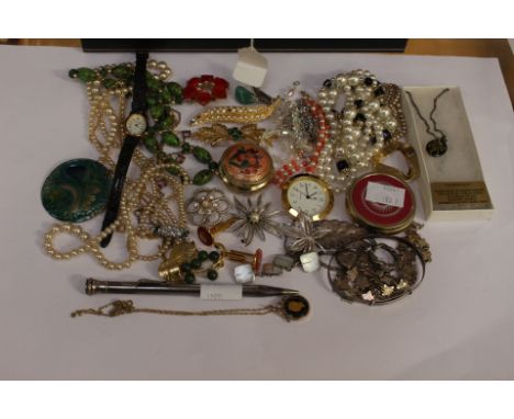 A collection of jewellery to include silver items such as a heart locket, brooch, necklace chains, brooches and bangle and a 