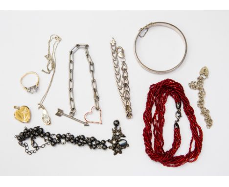 An assorted quantity of costume jewellery to include silver bangle, shoe pendant, two bracelets, ring, locket, etc 