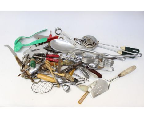 Vintage perspex and plastic salad servers, Italian aluminium servers, corkscrews, bottle openers, gadgets etc, approx 52