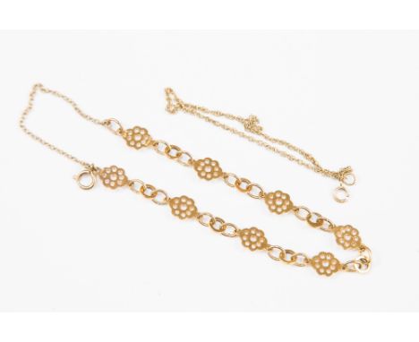 Two 9ct gold bracelets, one with a daisy link desig and safety chain the other a fine link chain bracelet, combined total gro