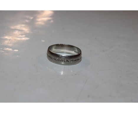 An 18ct white gold ring, 4gms ring size Q/R