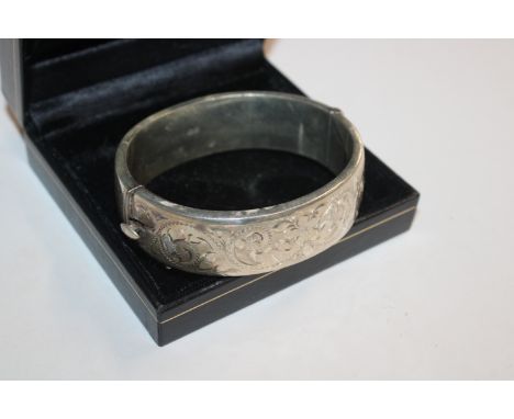 A vintage Hallmarked Sterling silver hinged bangle, 31gms 