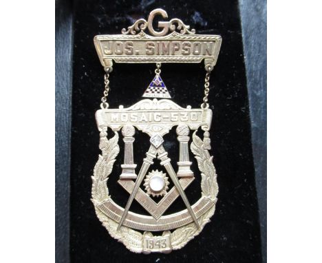 Gold (tested to 14kt) and enamel Masonic Jewel for Mosaic-530 Lodge, awarded to Jos. Simpson, 1943 with square and compass an