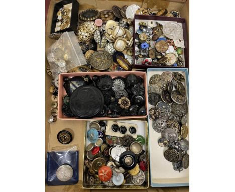 Large collection of 19th century and later buttons in glass metal and plastic, incl. an unmarked Bimini/Orplid Lucie Rie inte