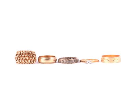 Five gold rings, curb and shot, wedding, solitaire and eternity, a 9 carat yellow gold 13mm wide curb and shot ring size Q, L