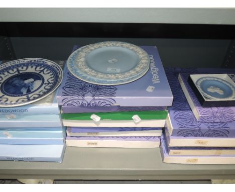 A selection of ceramic display and similar plates including Wedgwood