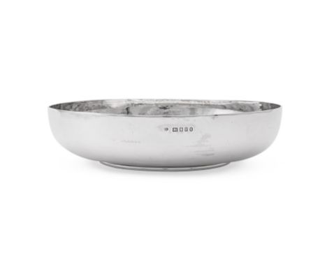 
	
		A SILVER PLAIN CIRCULAR BOWL 
		GOLDSMITHS AND SILVERSMITHS CO. LTD., LONDON 1934
		On a circular foot
		26cm (10 1/4in)