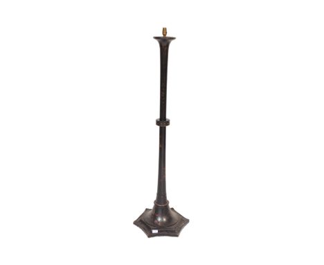 An early 20th Century Chinoiserie floor standing standard lamp light in the manner of Liberty of London. Double tapering colu