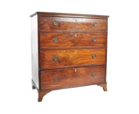 An 18th Century George III mahogany bachelor's chest of drawers. The graduating bank of four drawers having a flared reeded t