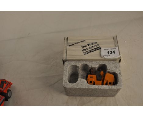 CONRAD MODEL 2705 CASE VIBROMAX ROLLER 1:35 WITH BOX