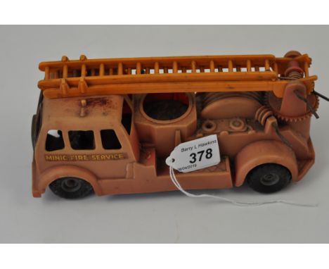 VINTAGE TRI-ANG TIN PLATE AND PLASTIC MINIC FIRE SERVICE FIRE ENGINE