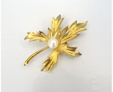 NINE CARAT GOLD LEAF DESIGN BROOCHwith central cultured pearl to the centre