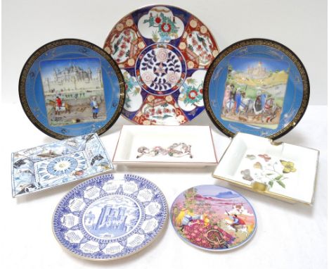 COLLECTION OF DECORATIVE CERAMICSincluding a pair of D'Arceau-Limoges limited edition porcelain wall plaques; a Japanese Imar