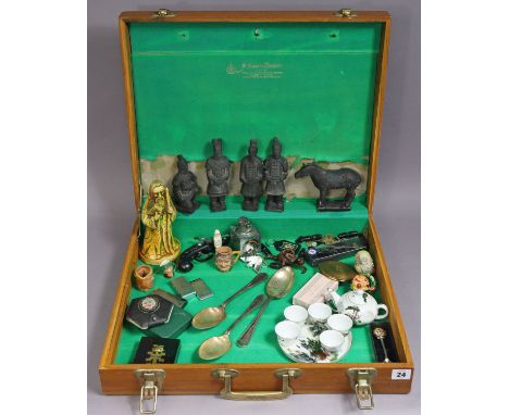 Five various cigarette &amp; table lighters; a gilt-metal &amp; enamelled compact; various decorative ornaments, etc. 