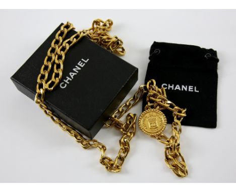 Classic Chanel gold plated belt with double string, adjustable chain and medallion Chanel Rue Cambon Paris, with original box
