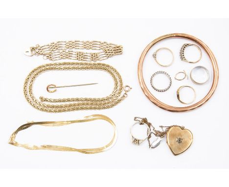 A collection of 9ct gold and gilt metal jewellery to include 9ct gold bangle, gate bracelet, necklace and rings (one with sil