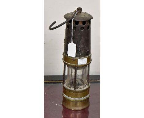 Miners Davy lantern, type 068, by Halywood &amp; Ackroyd Ltd