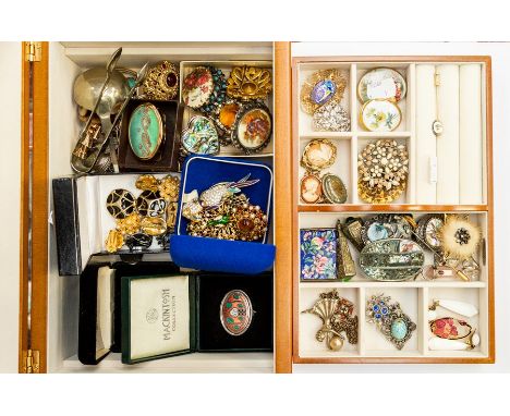 A collection of costume jewellery to include vintage brooches, gilt metal bangles, bracelets, compact mirrors, gilt enamel th