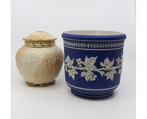 A Wedgwood vase with a Worcester vase