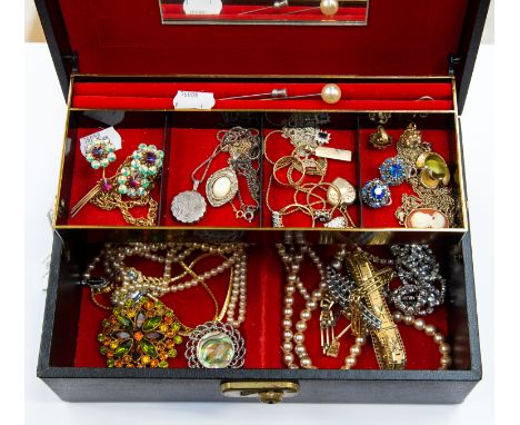 A collection of jewellery to include a 9ct ingot, weight approx 4.2 grams, along with 9ct a sapphire and white stone cluster 