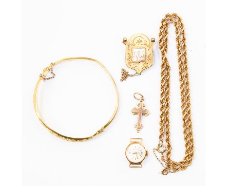 A collection of gold jewellery to include a 9ct gold rope chain, bangle with foliate decoration a/f dented, an Edwardian shie