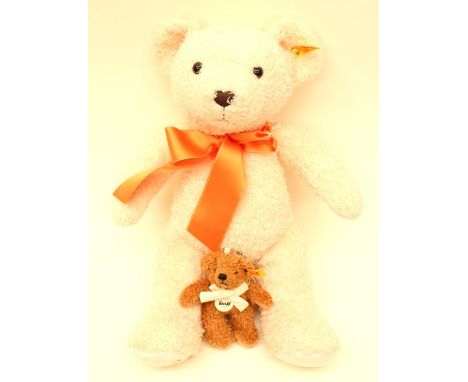 An unboxed Steiff 2015 bear, 664625, together with another smaller Steiff bear keyring, 111570 (2)
