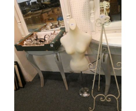 A pair of wall lights with matching chandelier, window display bust and pressed metal easel (3)