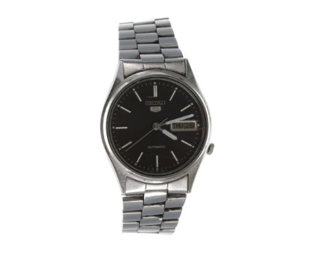 Seiko 5 automatic stainless steel gentleman's wristwatch, ref. 7009-3100, black day-date dial, Seiko bracelet, 35mm-Movement 