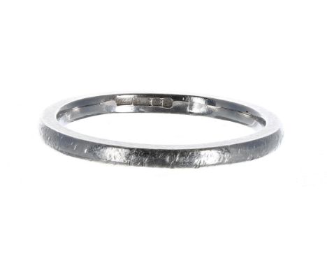 Platinum narrow wedding band ring, 3.5gm, 2mm, ring size M 